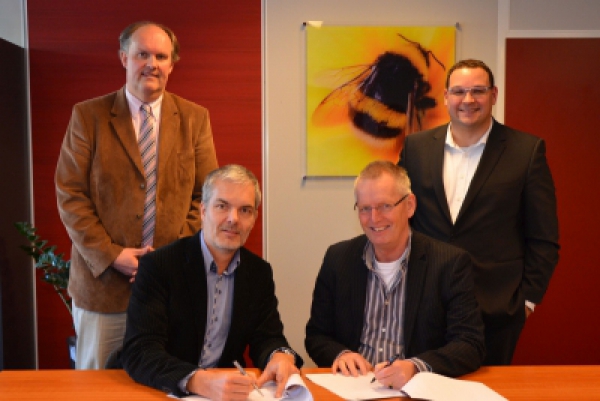 Fotoğraftaki kişiler (soldan sağa):Alef van der Velde ve Martin Nieuwmeijer (Flexxolutions), Robert Taal ve  Henry Janssen (Royal Brinkman) 